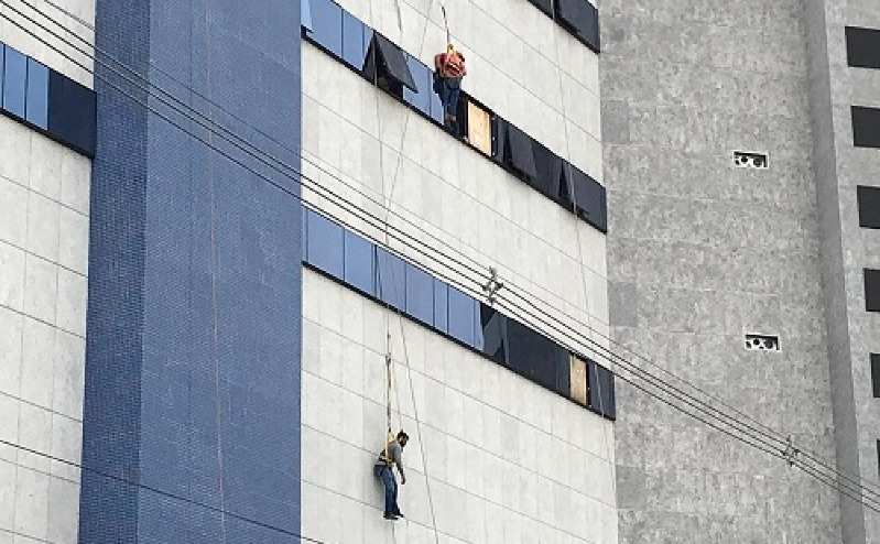 Andaime Despenca E Homens Ficam Pendurados A 20 Metros De Altura VGN