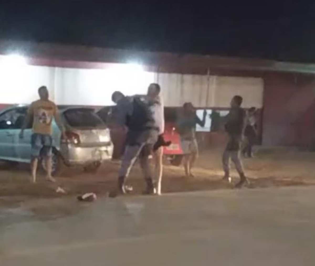 Policiais são agredidos e ameaçados durante confusão em Cuiabá veja