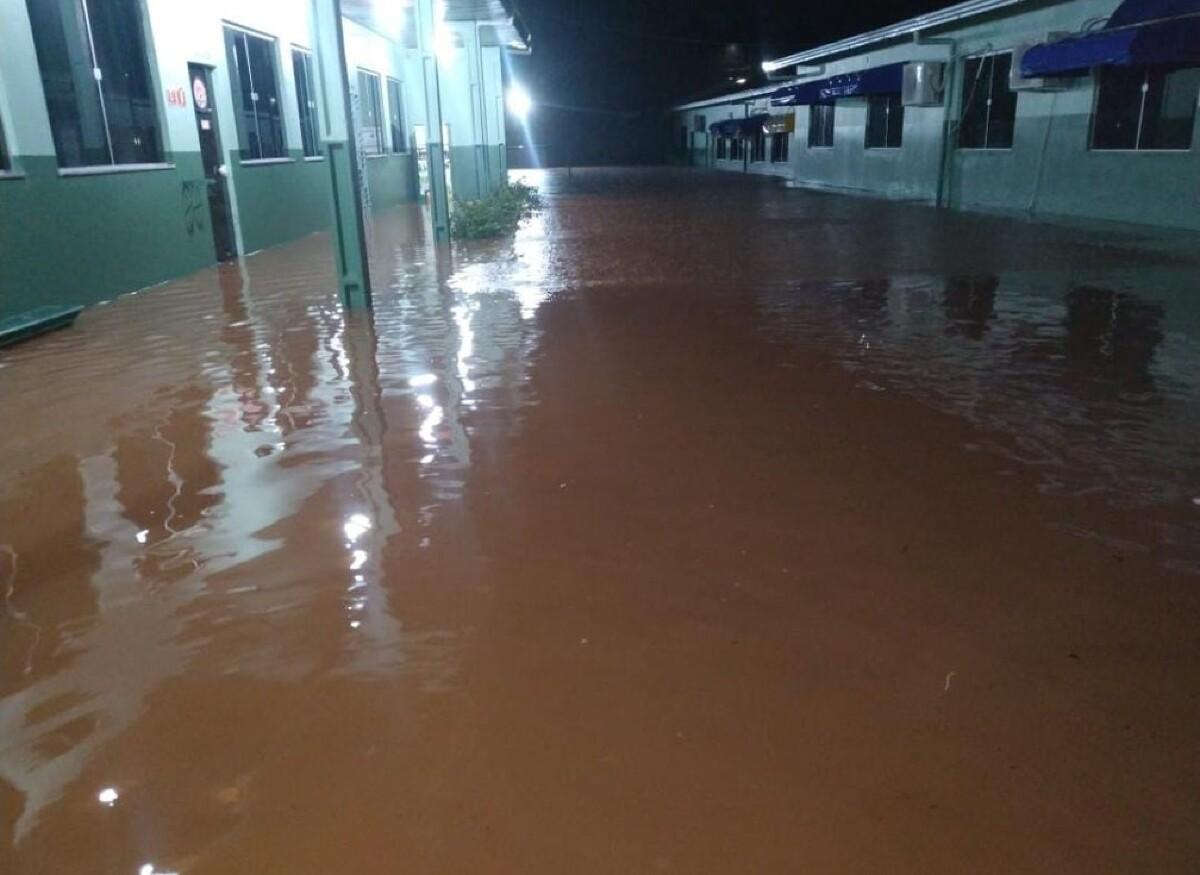 Temporal Deixa Fam Lias Desalojadas Em Mt Chuva De Tr S Horas Quase