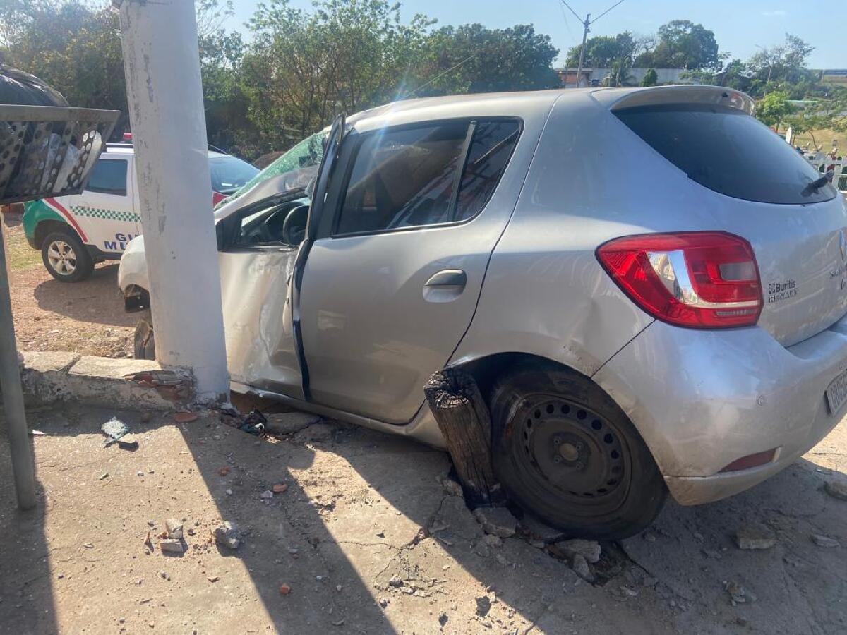 Homem Destr I Carro Ap S Perder Controle E Acertar Poste Na De Mar O