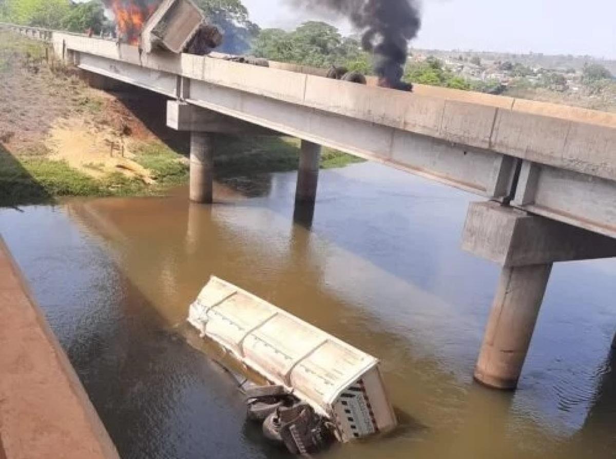 Carreta Pega Fogo E Vag O Cai No Rio Em Acidente Na Br Vgn