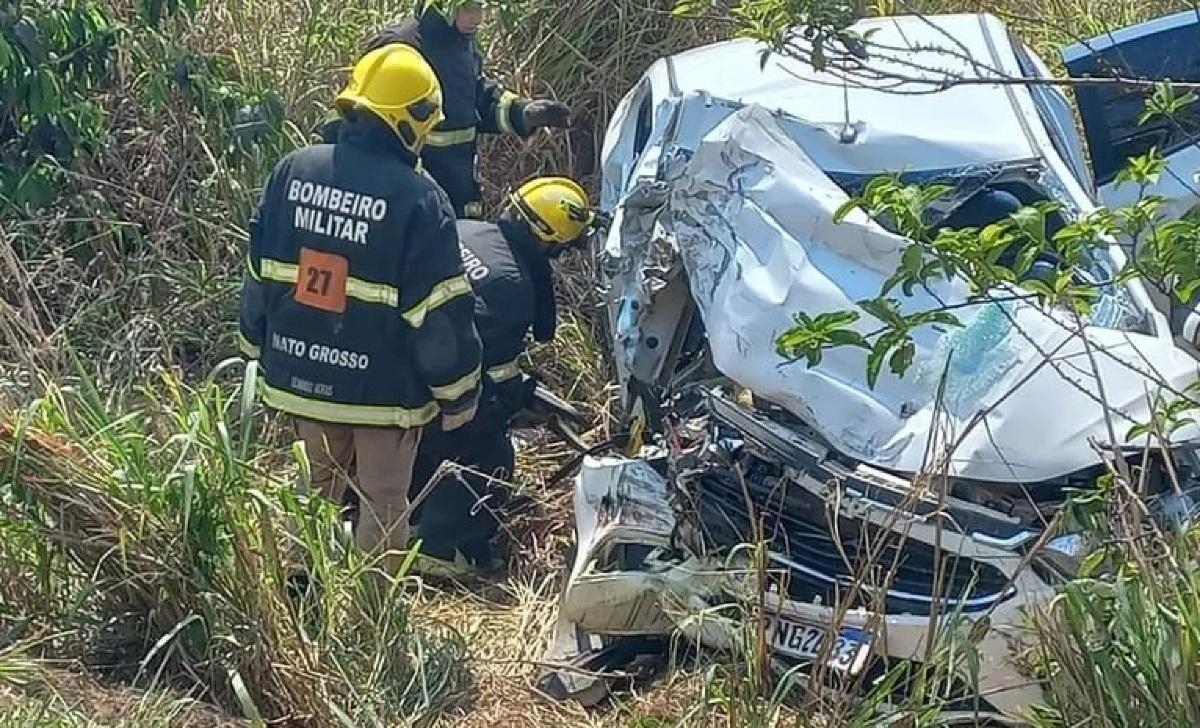 Carro Bate Na Traseira De Carreta De Combust Vel E Duas Pessoas Morrem