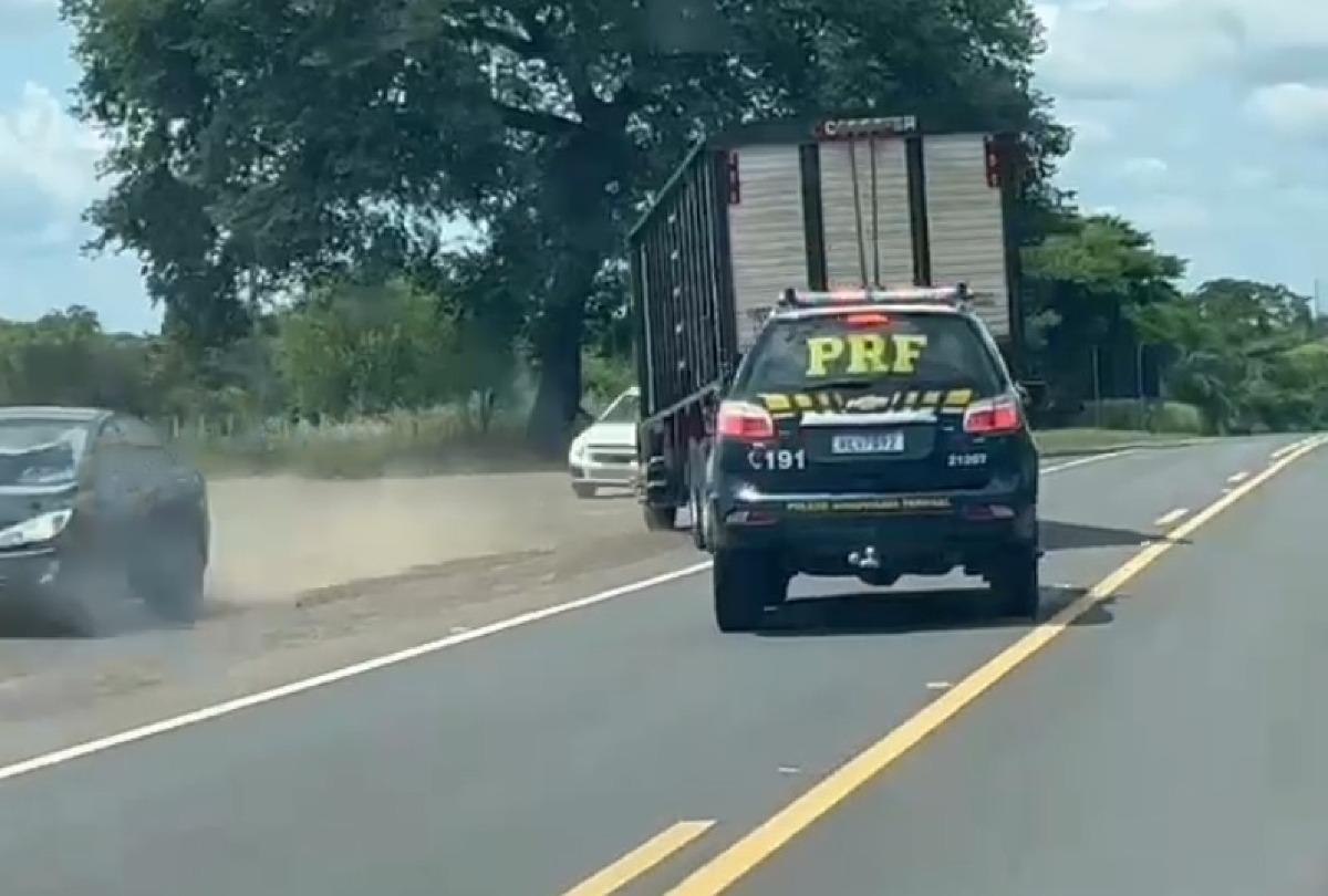 Motorista flagra caminhão sendo perseguido pela PRF nem tiro de fuzil