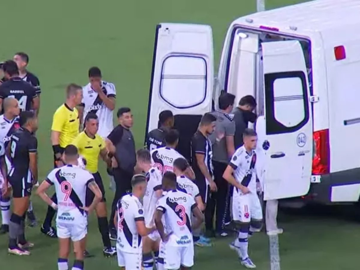 Jogador do Botafogo passa mal e sai de campo de ambulância no clássico