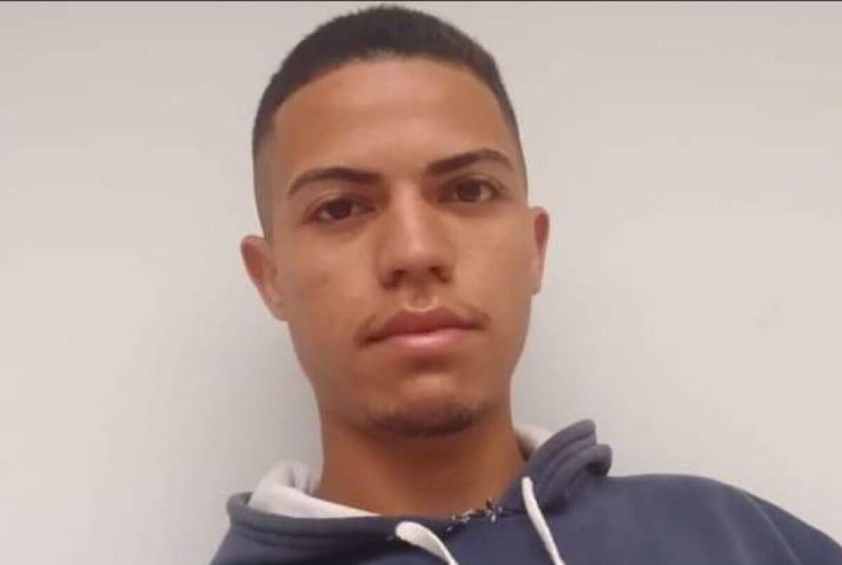 Jovem é executado a tiros em frente conveniência de MT outro rapaz