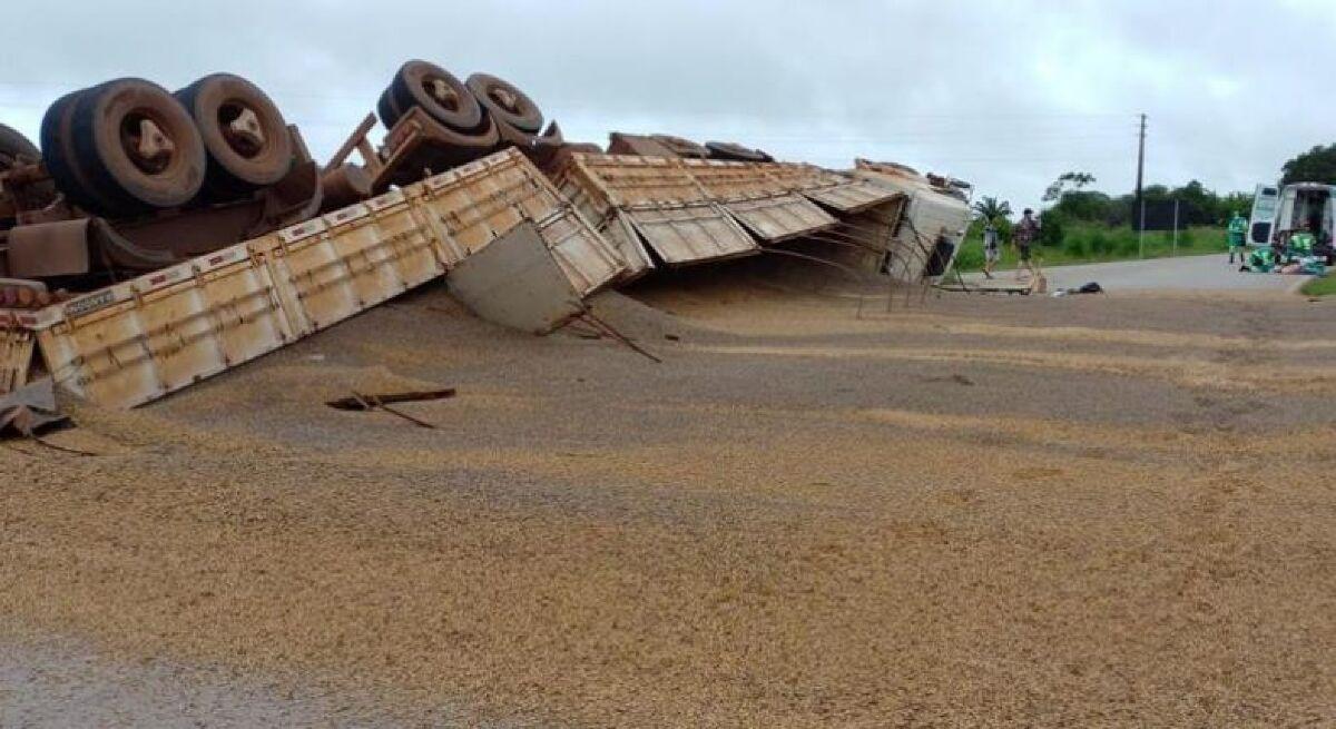 Carreta Tomba E Carga De Soja Fica Espalhada Na Rodovia Moradores