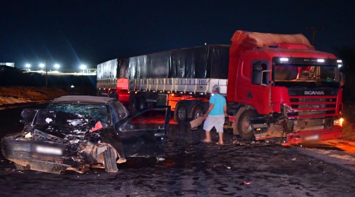 Mulher Morre No Hospital Ap S Acidente Entre Carro E Carreta Em