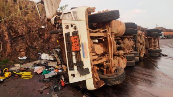 Caminhoneiro Fica Preso S Ferragens Ap S Tombar Ve Culo De Transporte