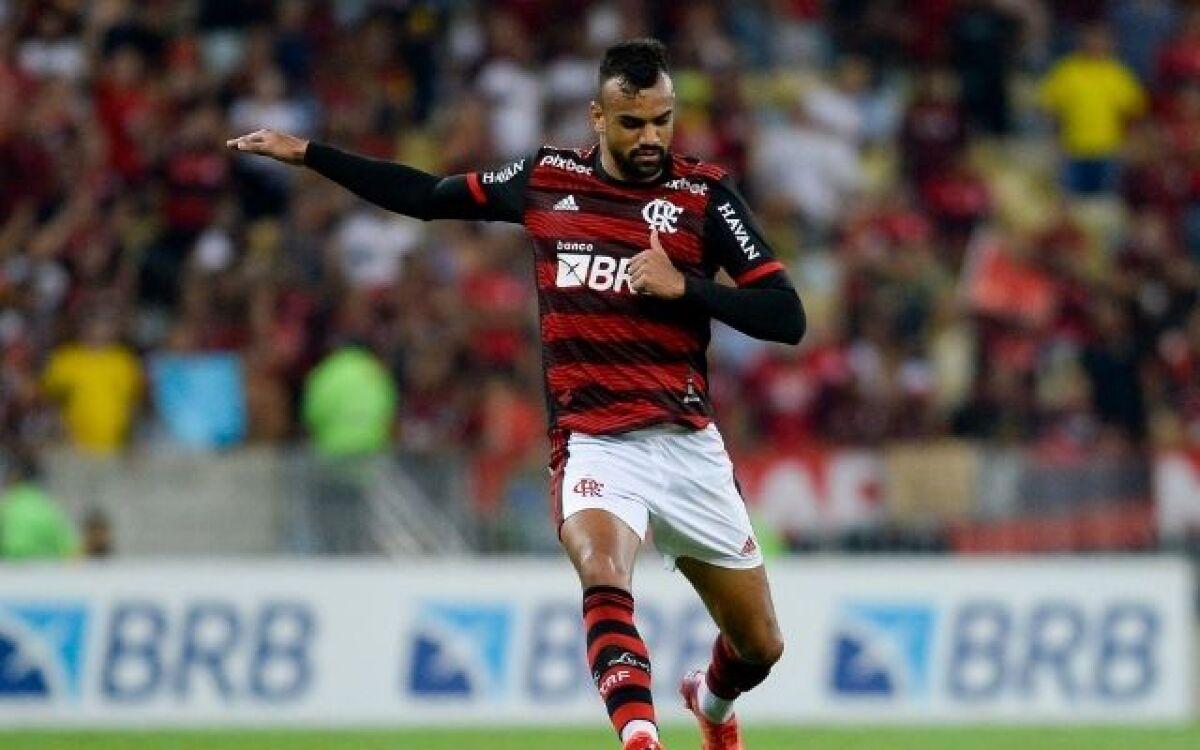 Jogador do Flamengo posta foto do tornozelo após partida contra Vasco