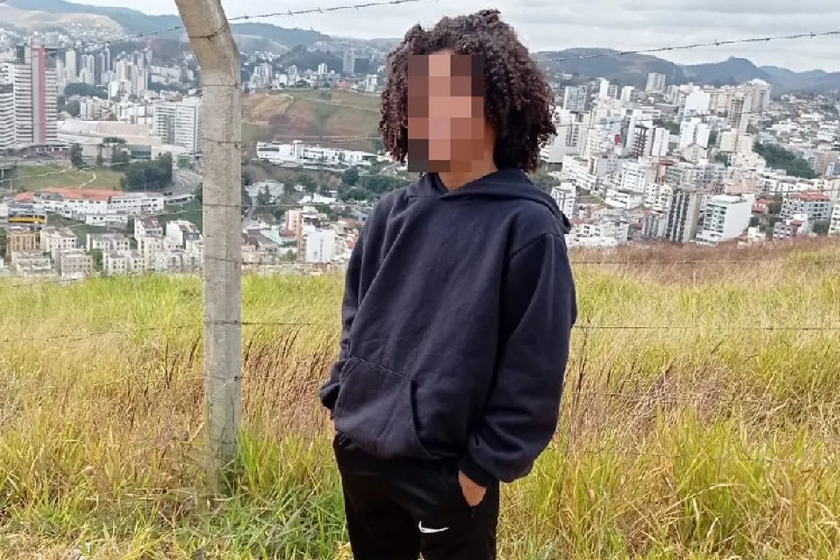 Mãe alega que professora prendeu à força o cabelo Black Power do seu