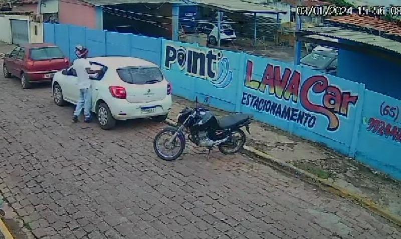 Câmera de segurança flagra homem quebrando vidro de veículo e furtando