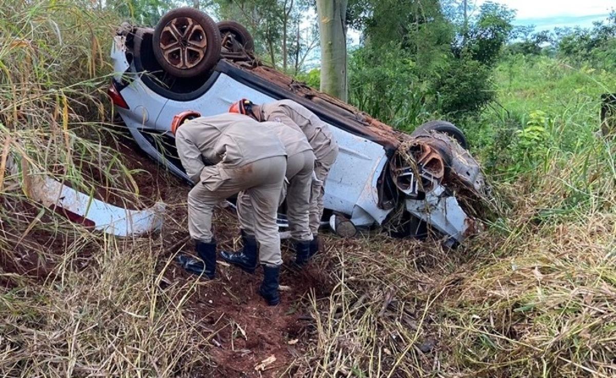 Mulher morre após carro colidir contra árvore em rodovia de MT VGN