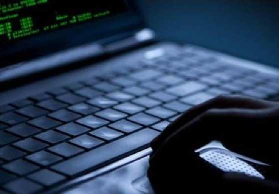 Homem é indiciado por perseguição e pornografia infantil contra adolescente.