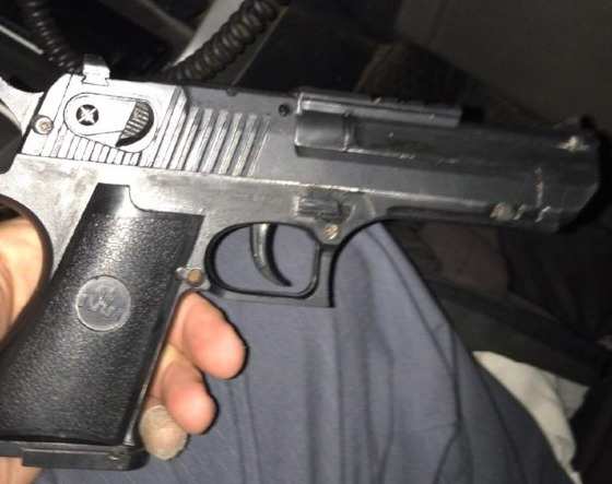 Homem que assaltou farmácia com simulacro é preso em matagal 