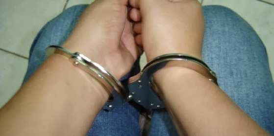 Mulher é presa após ameaçar marido e vizinha em VG