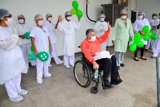 idoso deixa hospital