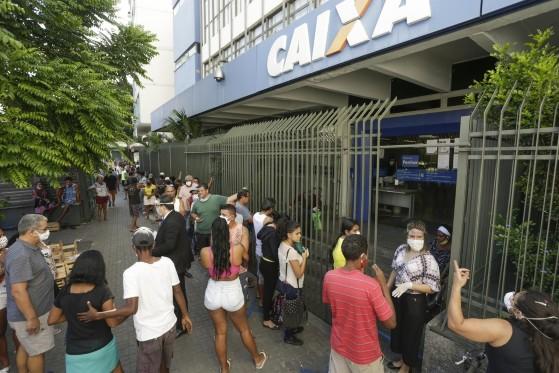 Fila na porta das agências da Caixa Econômica para sacar o dinheiro do auxílio emergencial pelo COVID19 