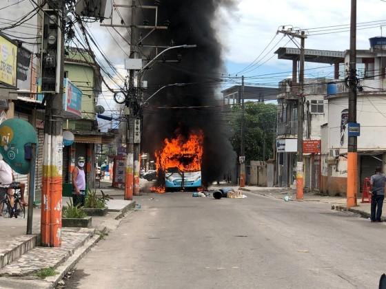 Ônibus é incendiado em protesto contra desaparecimento de três crianças em Belford Roxo, na Baixada Fluminense 