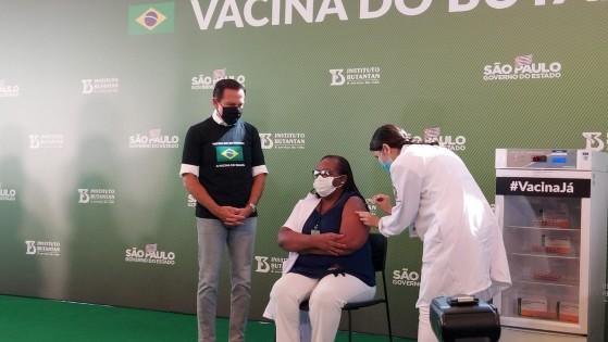 Enfermeira é a primeira a tomar vacina em SP