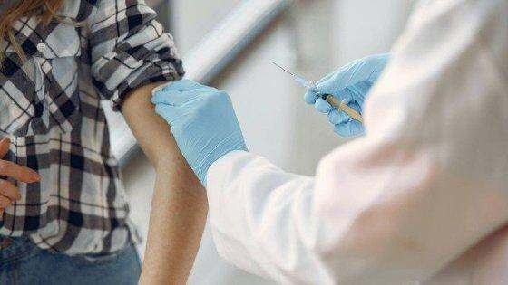 Empresas podem exigir que funcionário seja vacinado