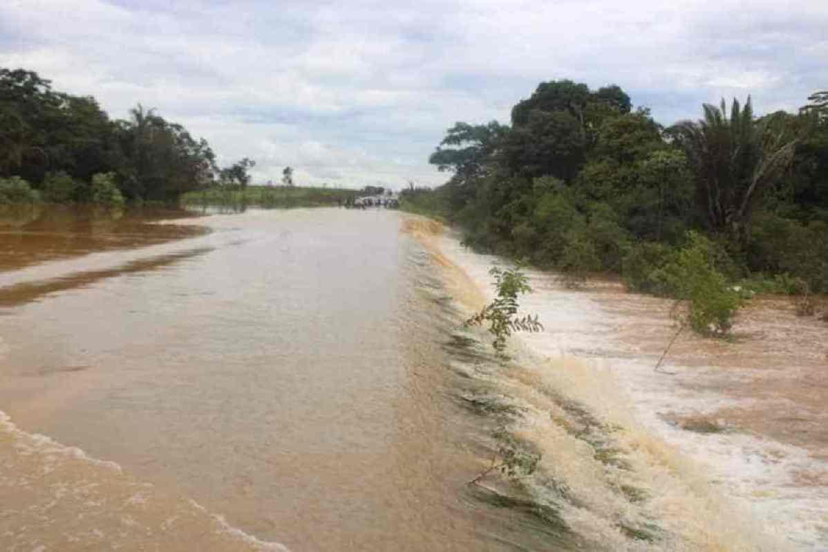 VG Notícias; VGN; incidente; transbordamento córrego; Juscimeira; desvio de tráfego; Rota do Oeste; apoio