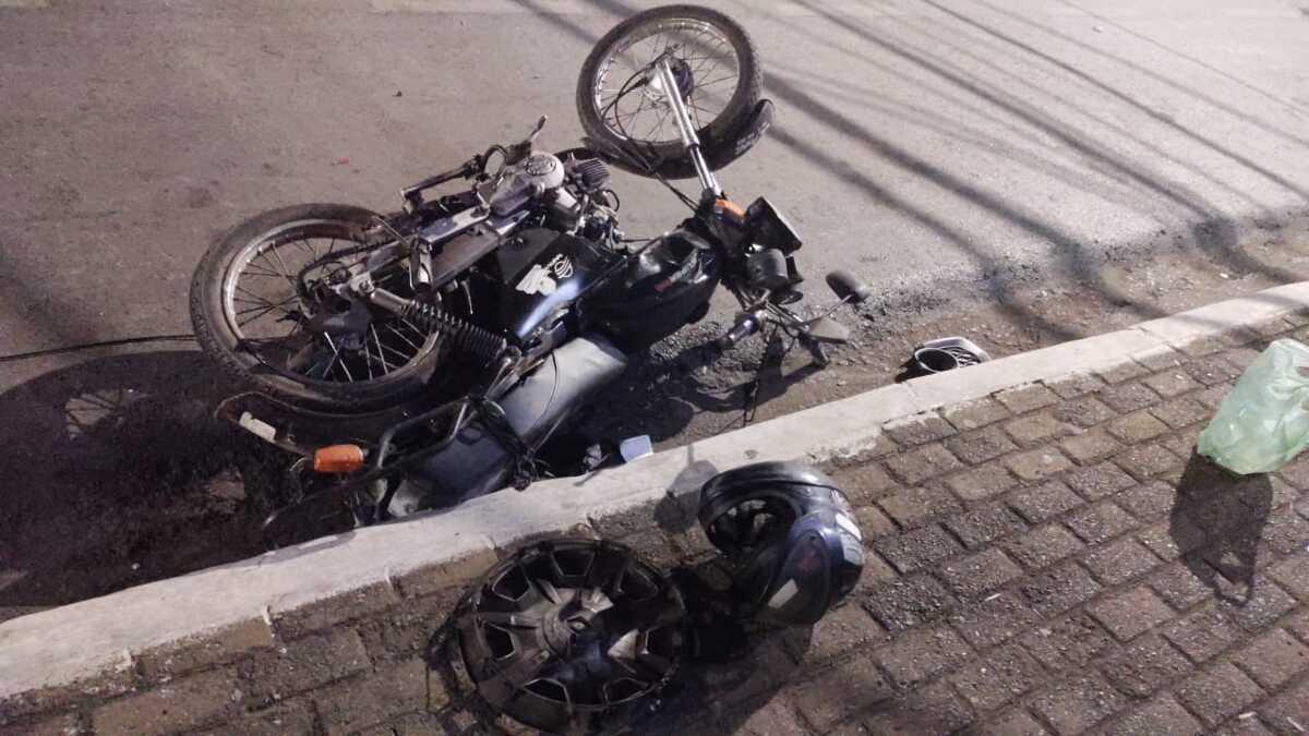 motociclista invade semáforo