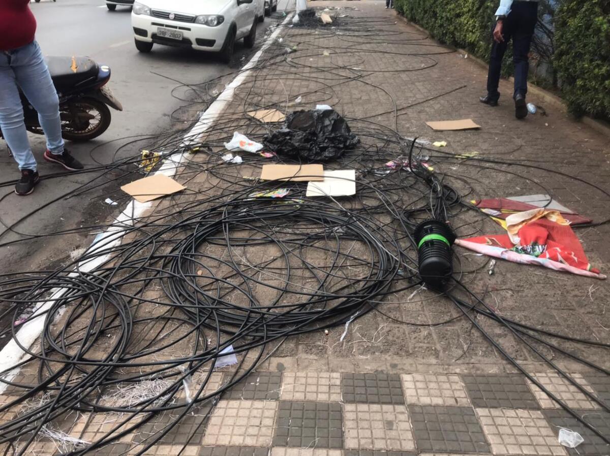 VGN; bagunça; explosão; fios; jogados; calçadas; Várzea Grande