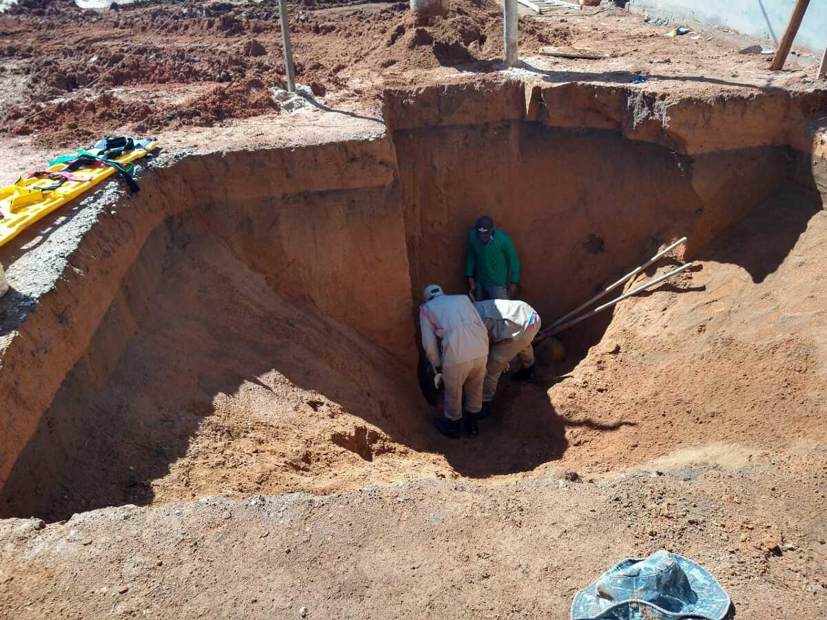 Homem é socorrido em fossa em construção