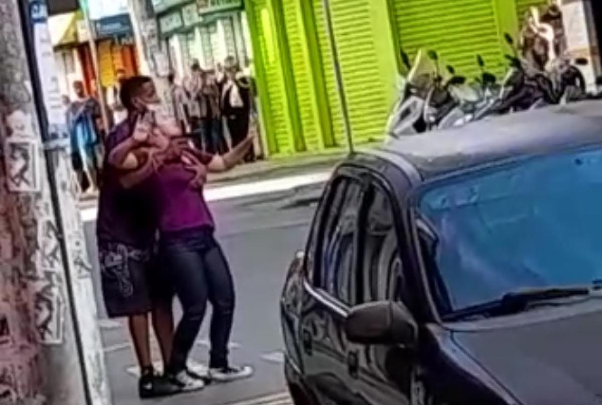 Assaltante faz mulher de refém