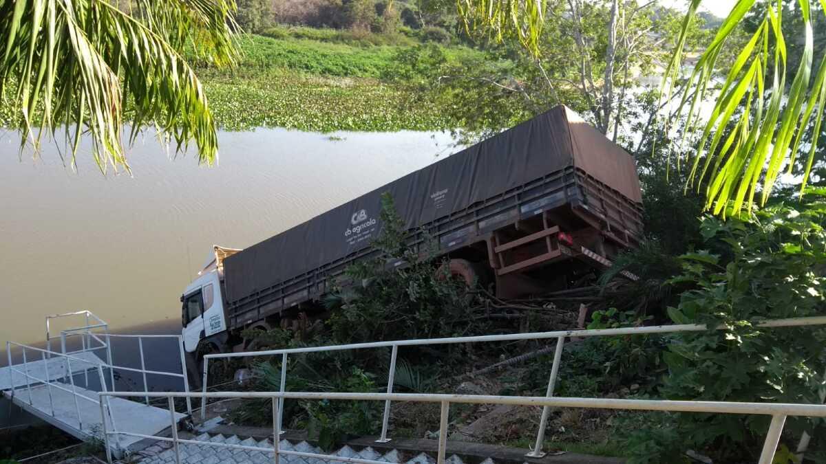 caminhão cai no rio