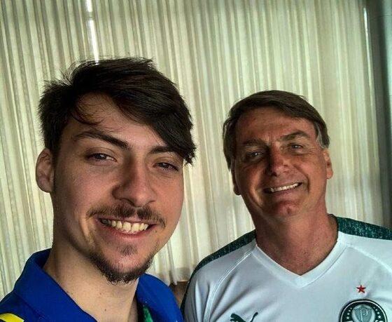 Filho de Bolsonaro descumpriu acordo firmado em junho em que reconheceu dever da instituição receber valor referente a um empréstimo contratado