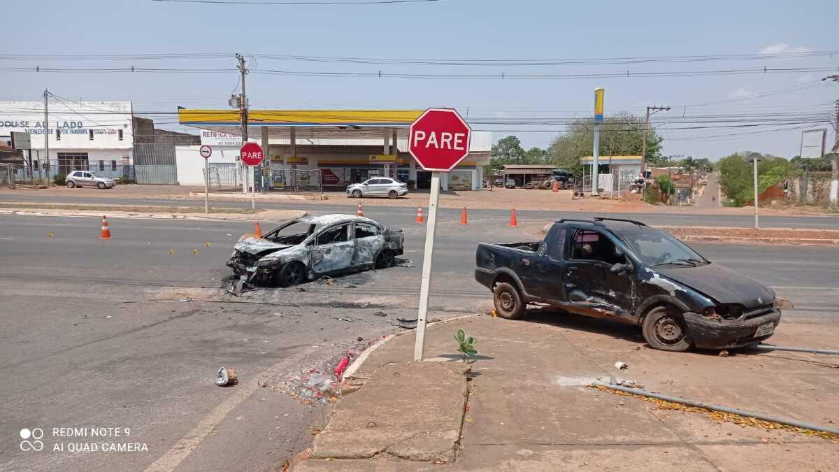 carro pega fogo depois de ser atingido