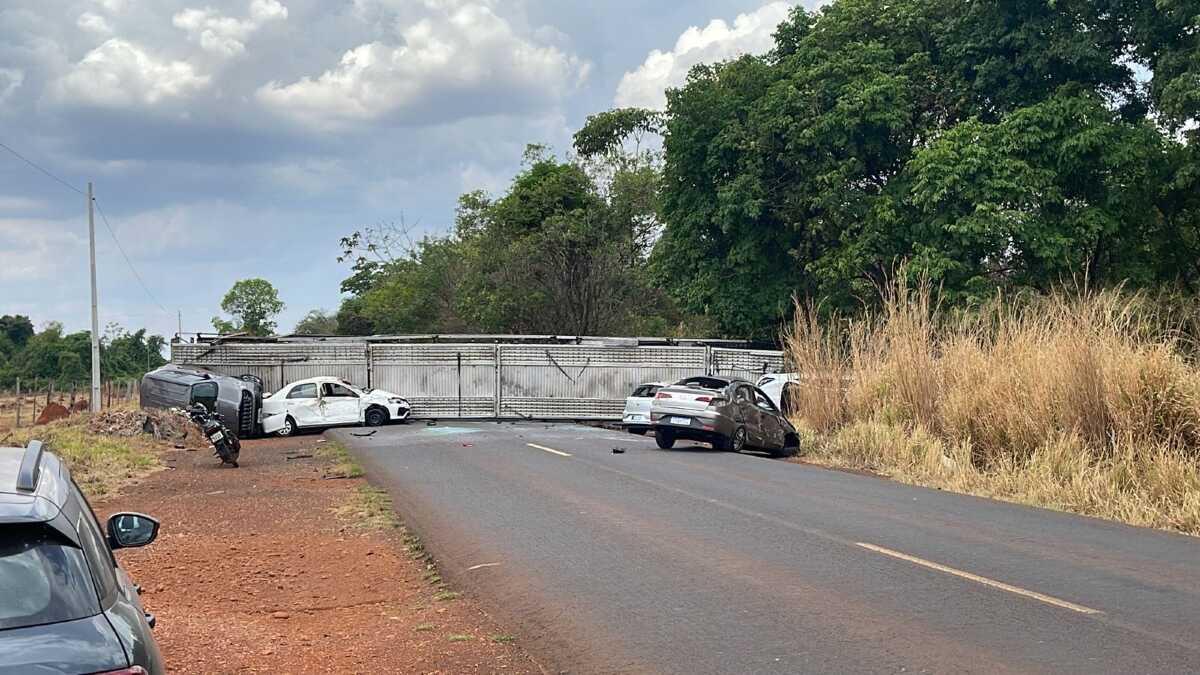 VGN; acidente; carreta cegonha; Tangará da Serra; tombou; carros destruídos