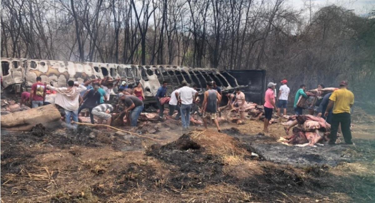 VGN; carreta; carregada; carne; pega fogo; saqueada; população; CBM; Mato Grosso