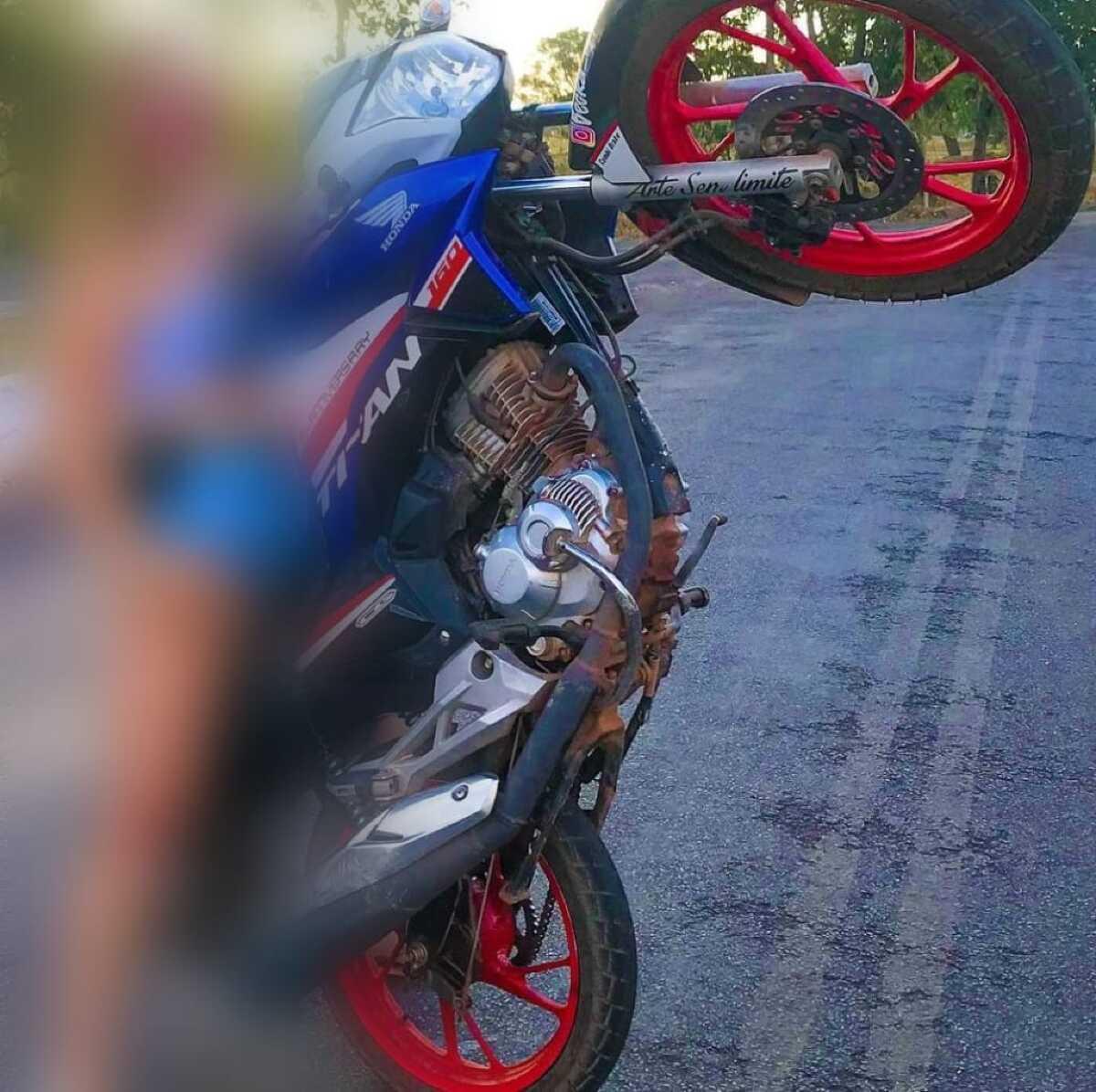 mulher dando um grau na moto 160