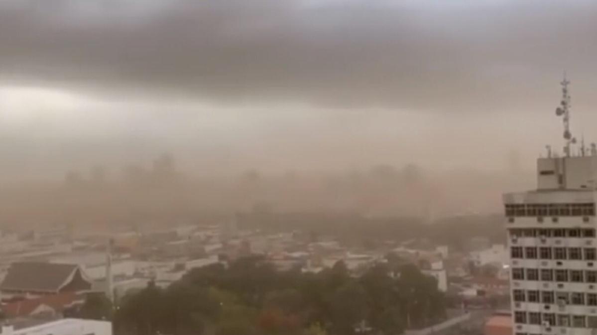 Tempestade de poeira hoje de manhã em Rondonópolis (MT) 