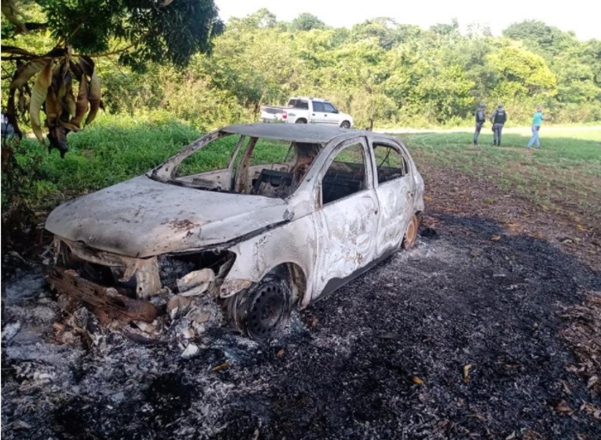 Três morto e um carro queimado