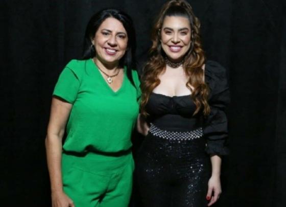 A prefeita de Cáceres, Eliene Liberato e a cantora Naiara Azevedo