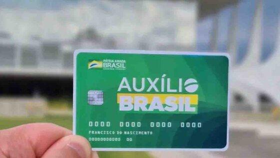 Bolsonaro anuncia que valor do Auxílio Brasil será reajustado para R$ 600