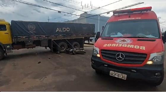 caminhão passa por cima de motociclistas