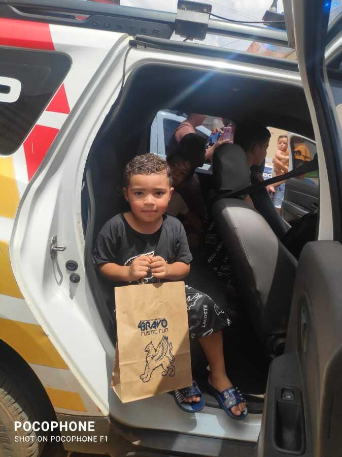 garoto recebe presente da PM