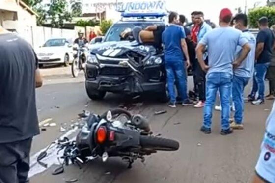 VGN; jovem; empinando; motocicleta; bate; viatura; Polícia Civil