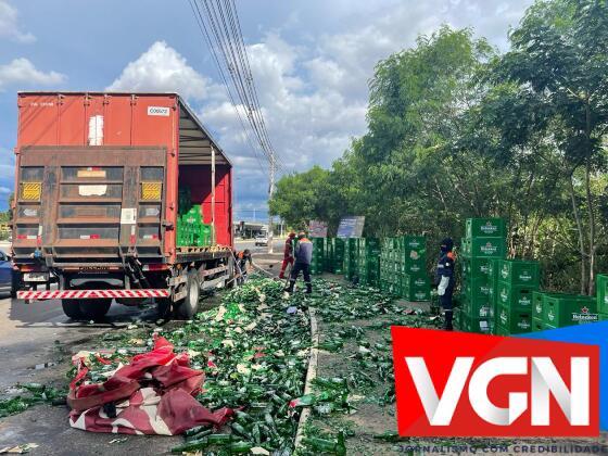 Caminhão derruba caixas de Heineken