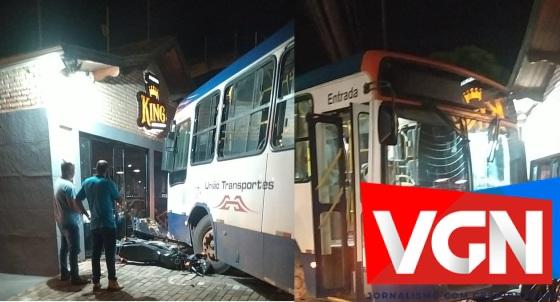 ônibus bate na parede de restaurante