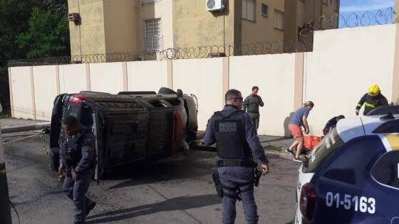 Agente teve fratura exposta e foi encaminhado a um hospital 