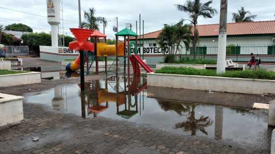 Praça situada ao lado da escola Ângela Jardim Botelho. 