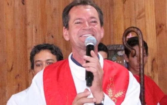 Padre acusado de abusar sexualmente de crianças em MT se entrega à polícia 