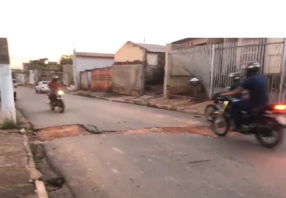 Buraco abandonado na Rua José de Alencar, bairro Água Vermelha