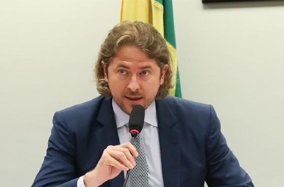 Zeca Dirceu apresenta notícia-crime contra ministro da Educação por caso de propinas no MECZeca Dirceu apresenta notícia-crime contra ministro da Educação por caso de propinas no MEC