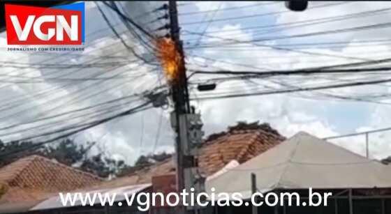 Ônibus enrosca e arrasta fios de energia em Cuiabá; fiação em poste pega fogo